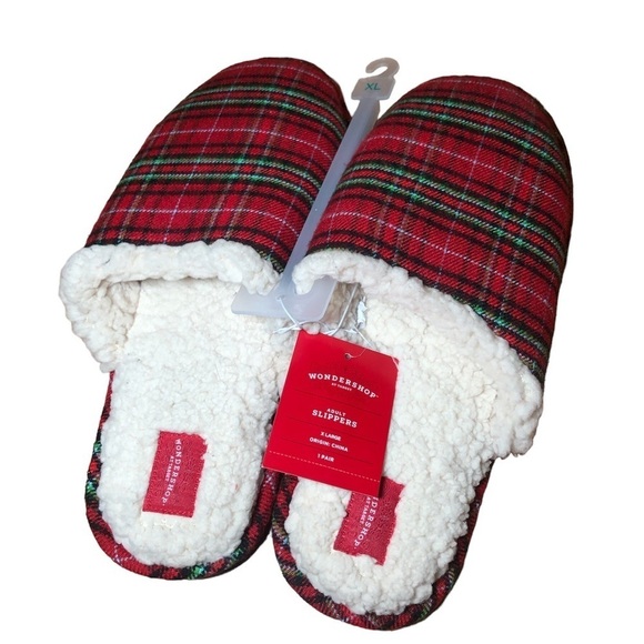 Wondershop Other - WONDERSHOP Shoes Adult Plaid Slippers Red size M 11/12 W 13/14